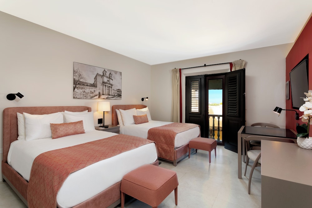 DELUXE, 2 DOUBLE BEDS