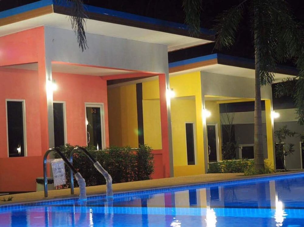 At Night Airport Resort 5/46