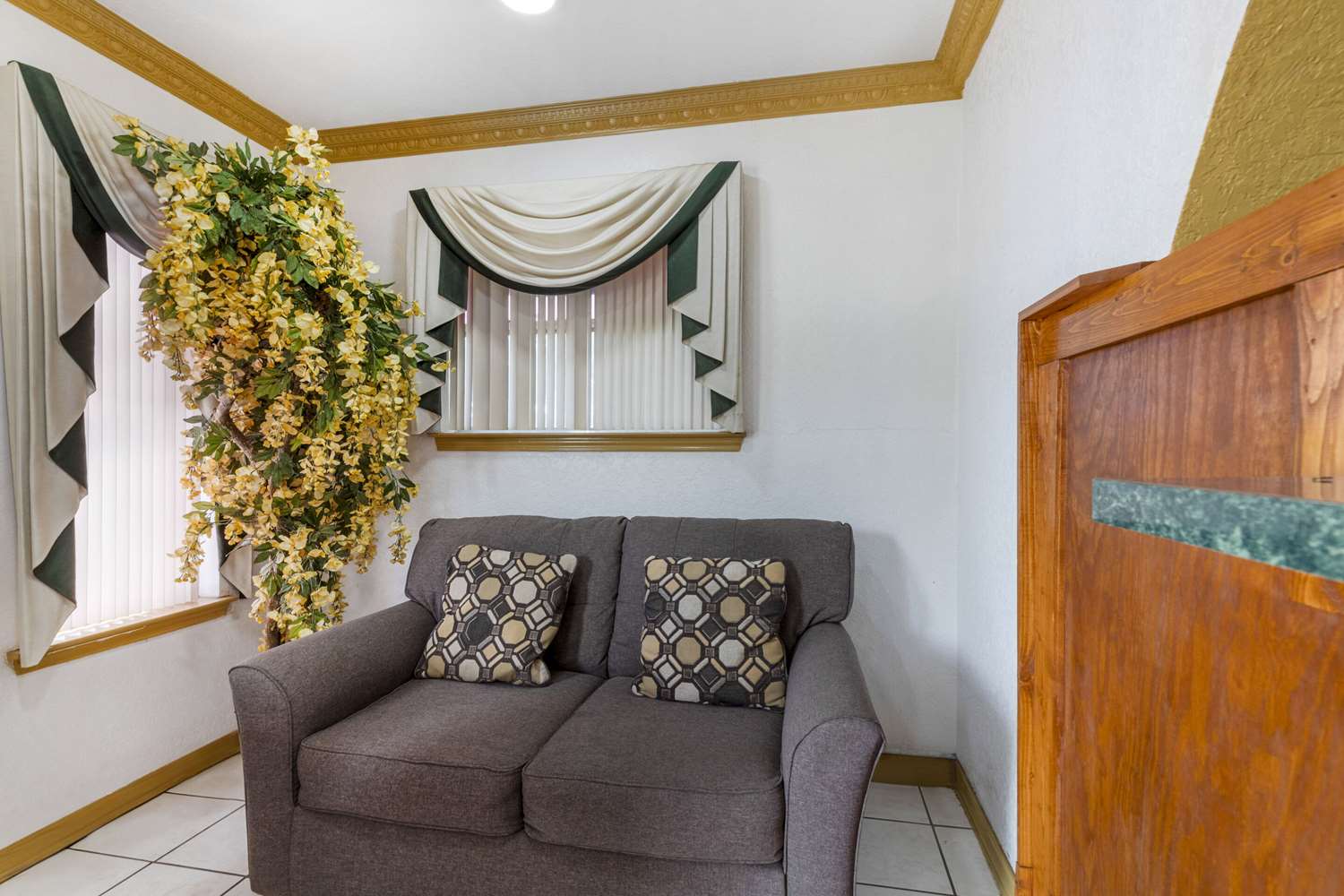 Econo Lodge Inn & Suites Near Lackland AFB San Antonio, TX 25/36