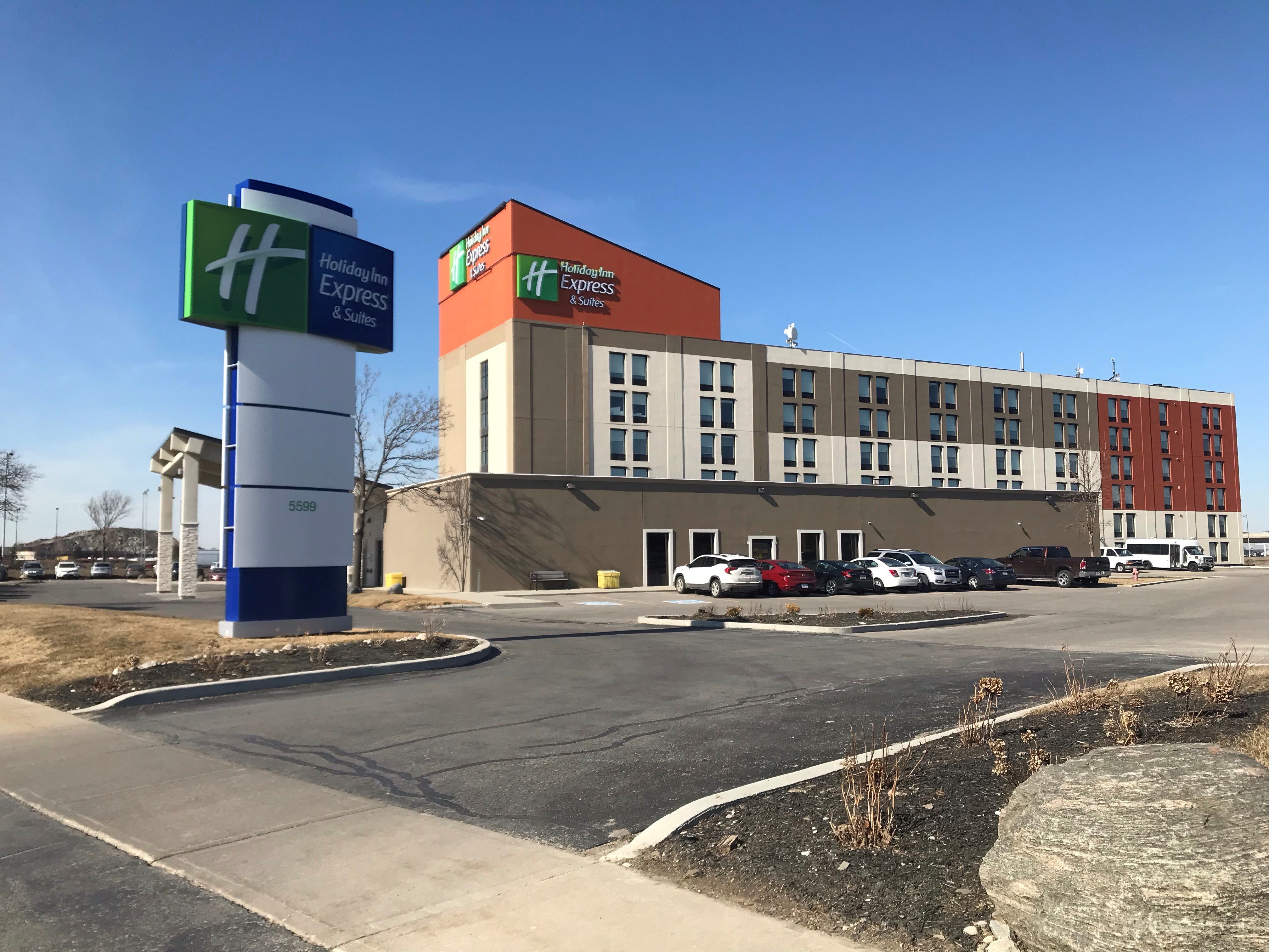 Holiday Inn Express Suites Toronto Airport West 51/55