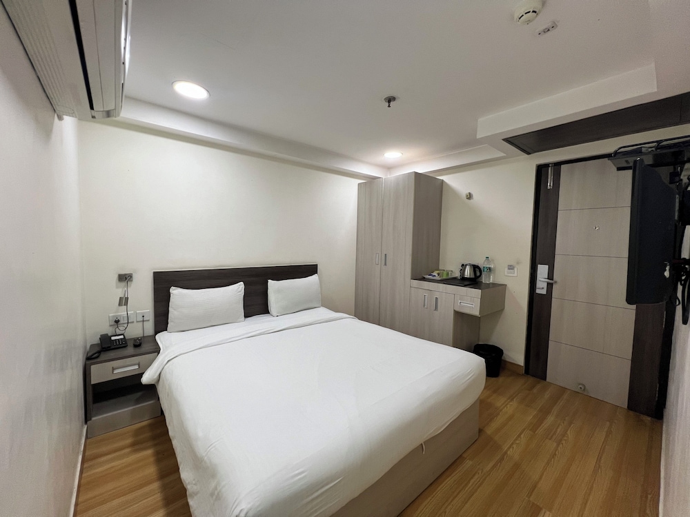 Hyphen Business Hotel 24/50