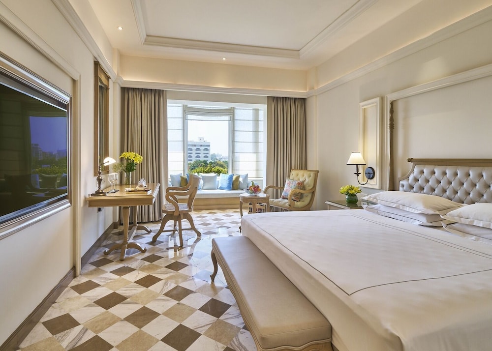DELUXE, KING BED