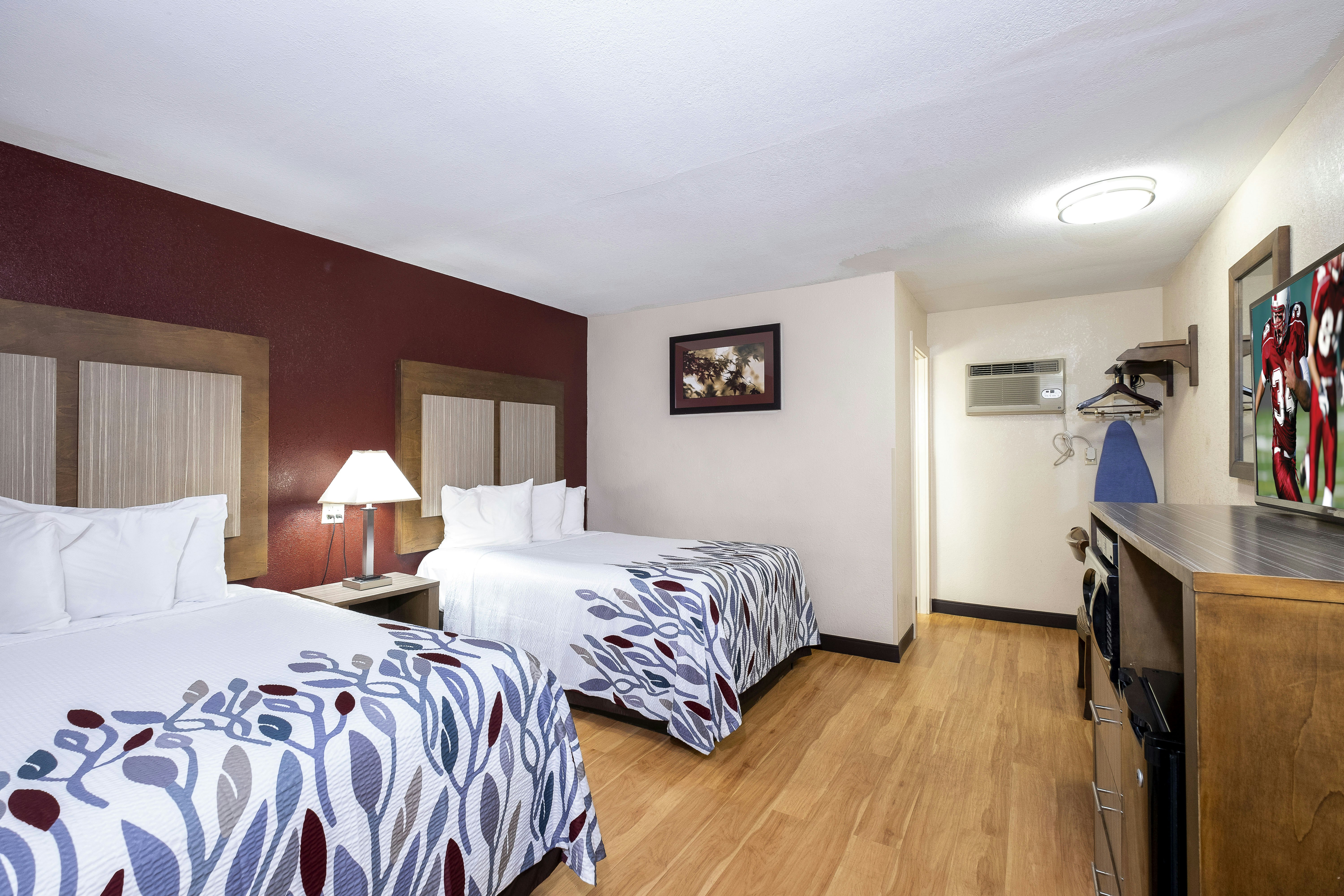 Deluxe, 2 Double Beds, Large, Red Roof Inn Neptune 2/8