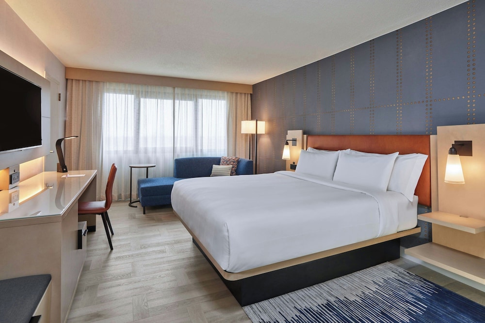 ROOM, KING BED, BALCONY