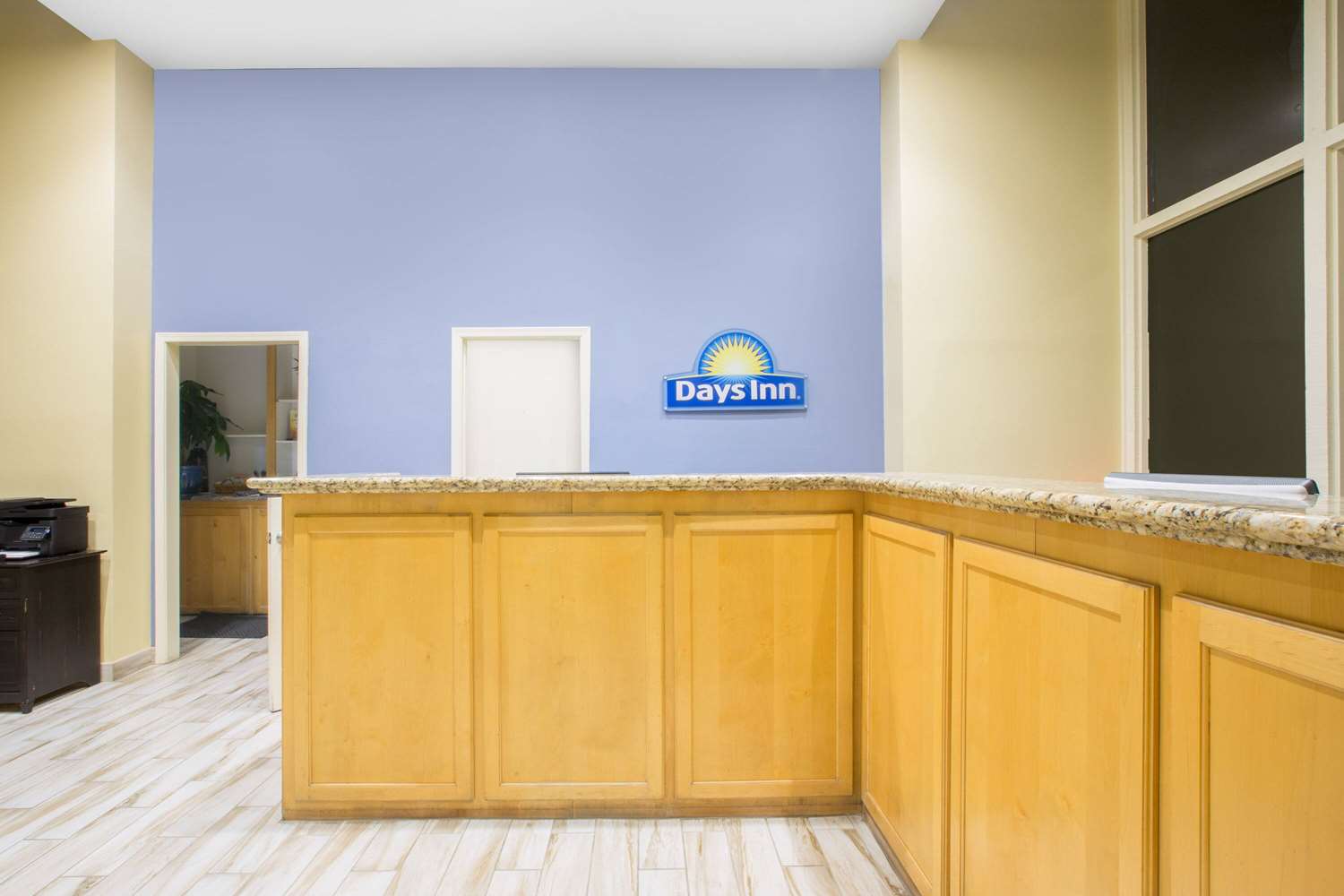 Days Inn by Wyndham Lake Havasu 10/36