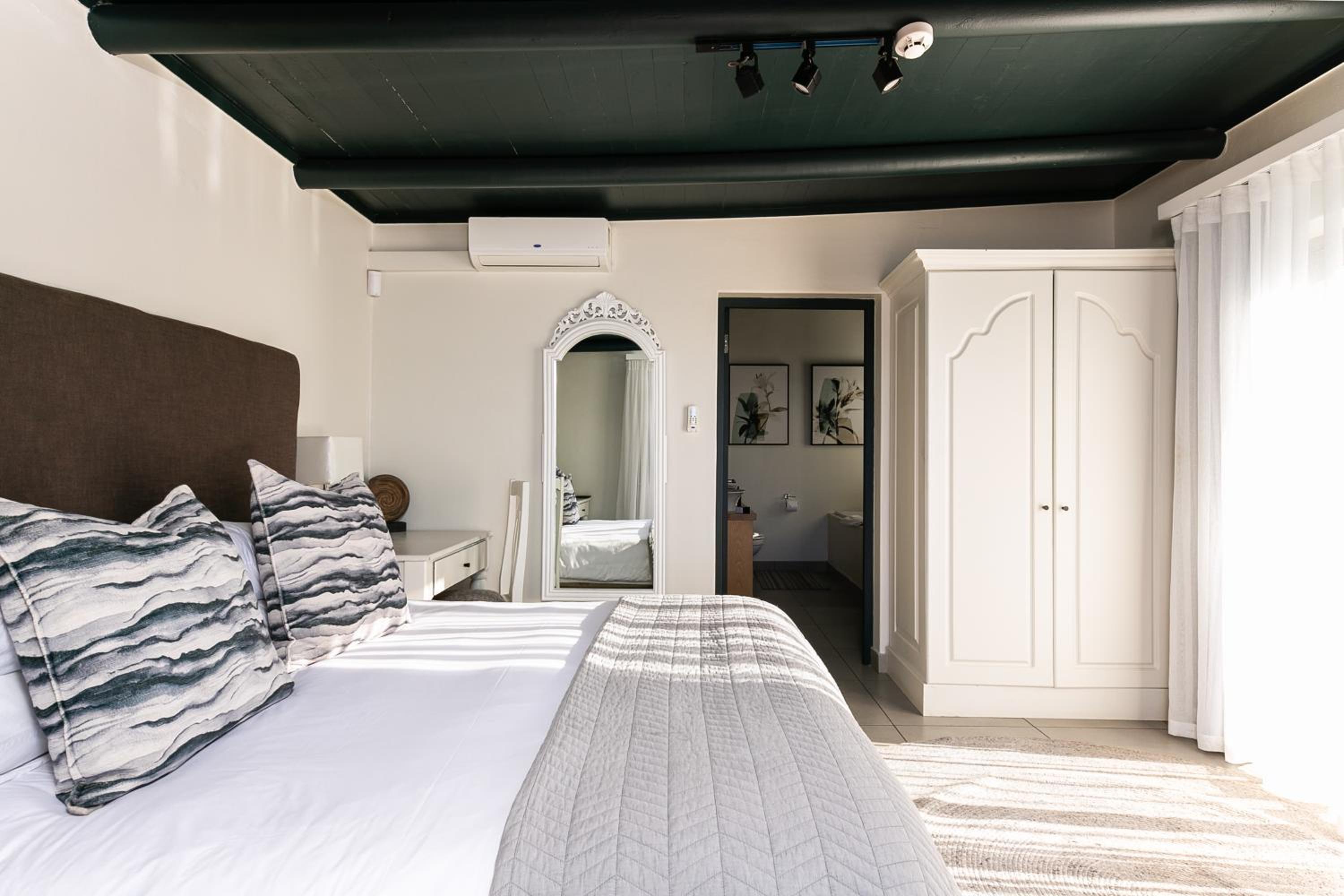 2 Bedrooms, Beach Villa, with Pool, Annex