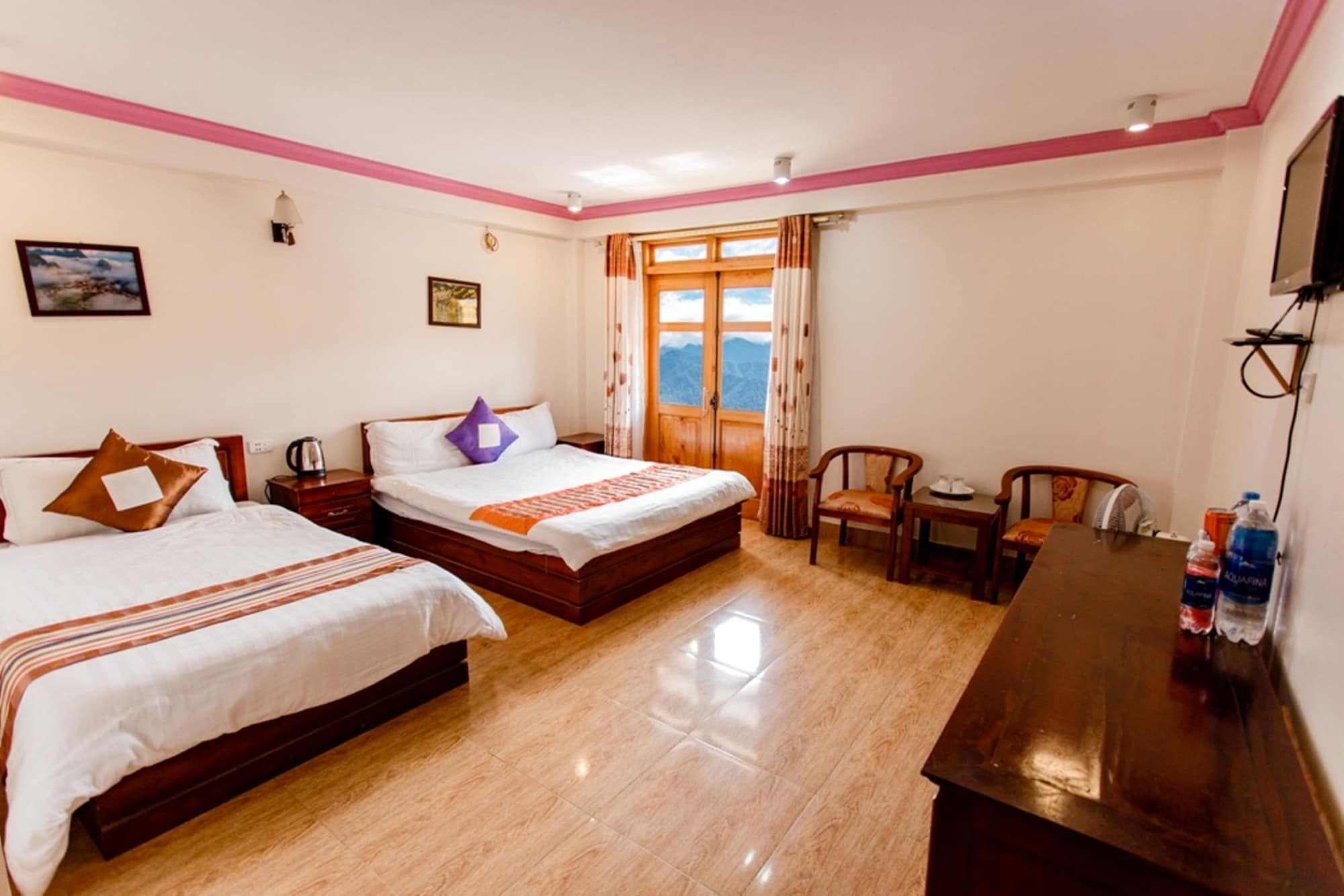 DELUXE, DOUBLE OR TWIN BED, MOUNTAIN VIEW