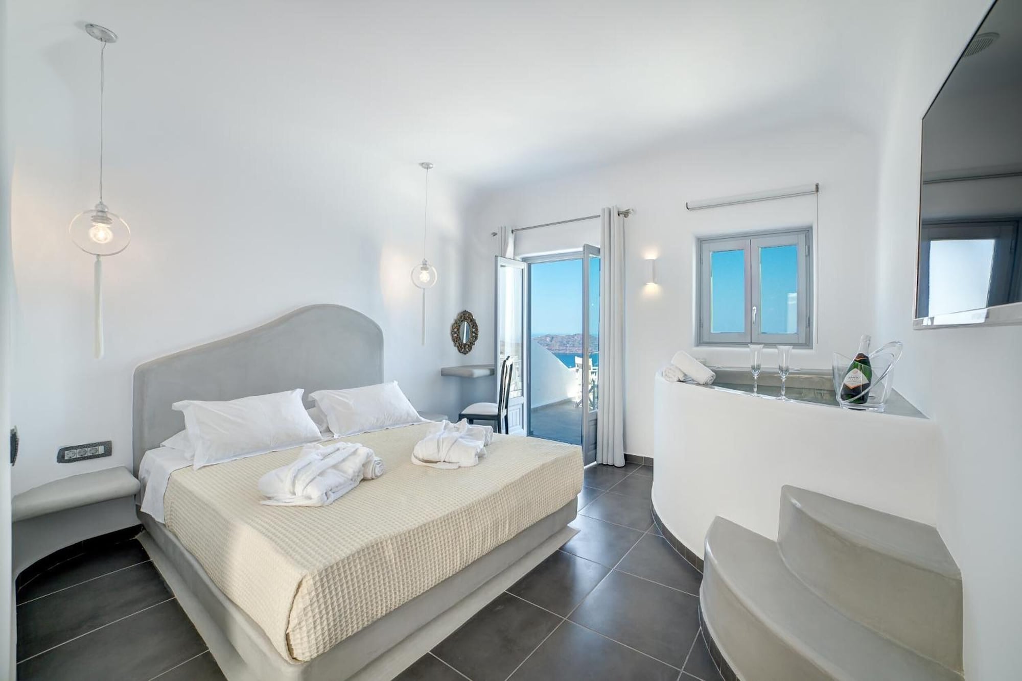 DELUXE, SUITE, SEA VIEW, JETTED TUB