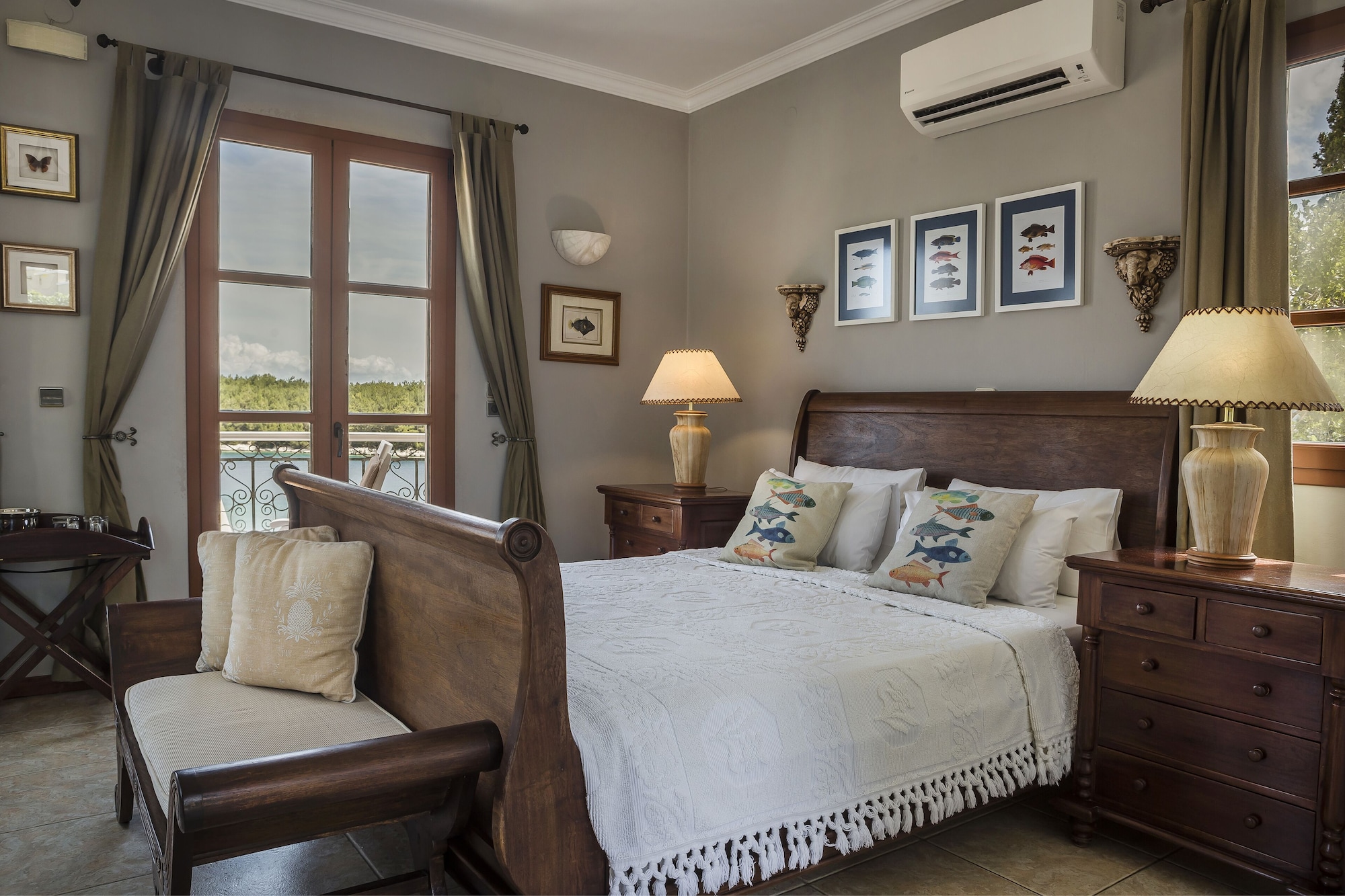EXECUTIVE, SUITE
