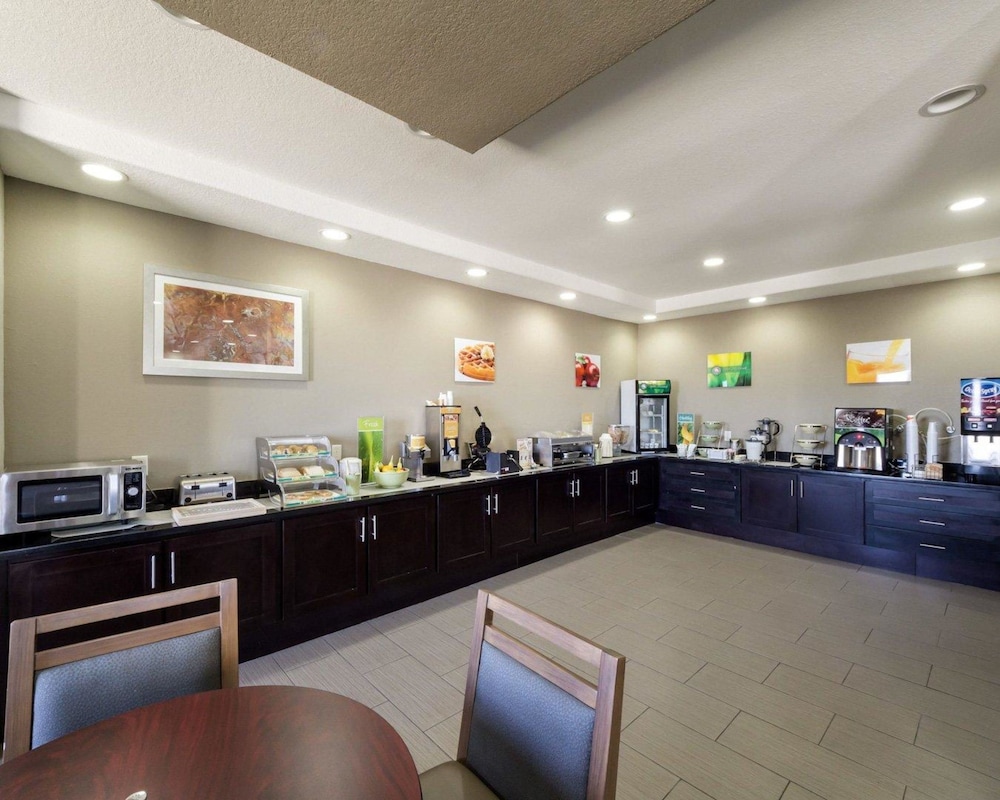 Quality Inn and Suites Victoria East 3/38
