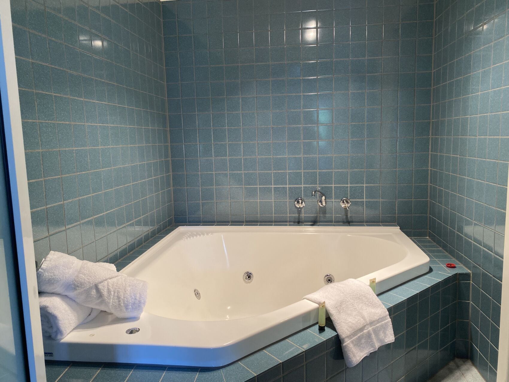 Upstairs, Suite, Queen Bed, Jetted Tub، The Hahndorf Old Mill Motel 2/3