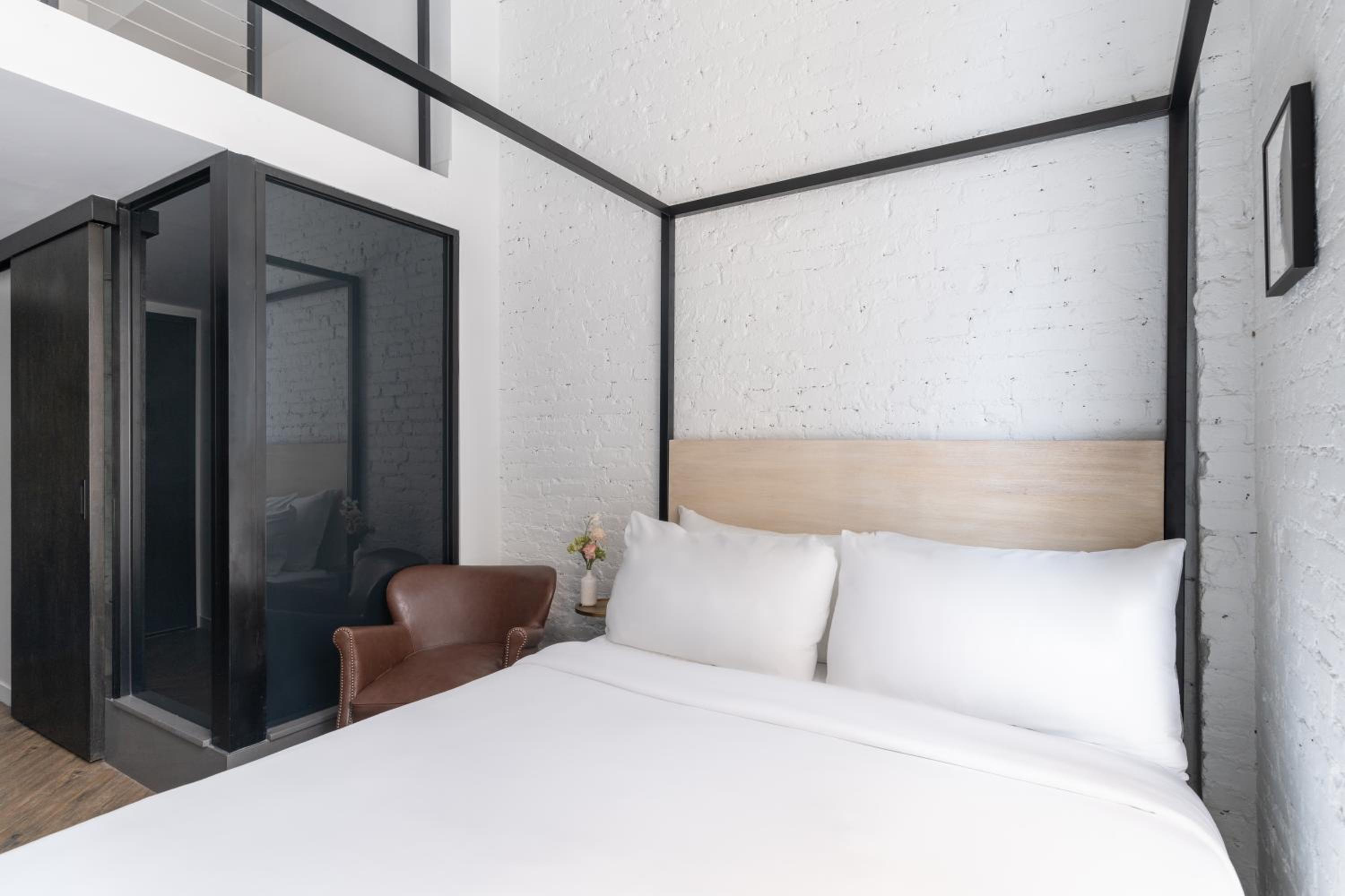 ROOM, KING BED, CORNER