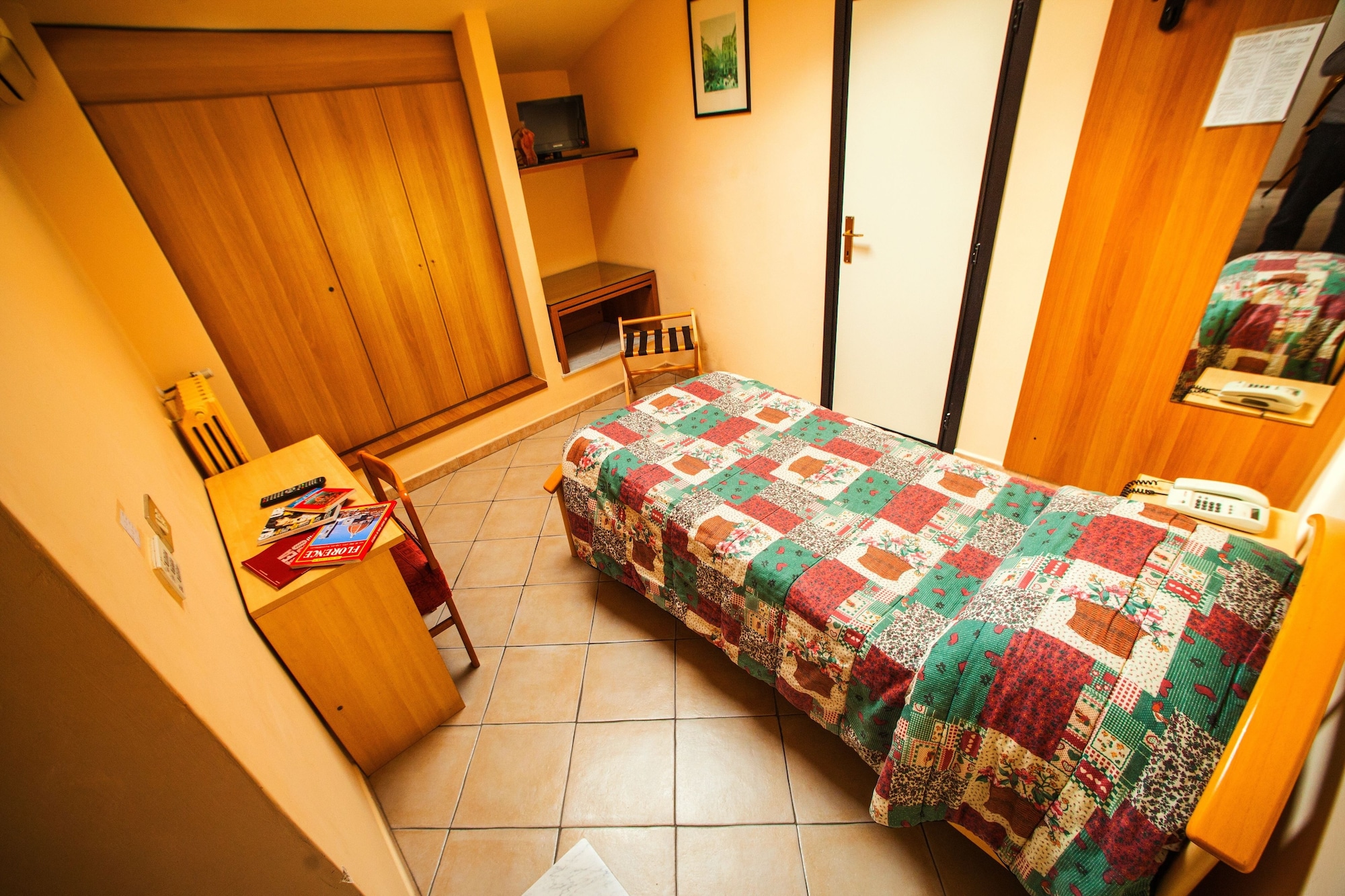 ROOM, SINGLE