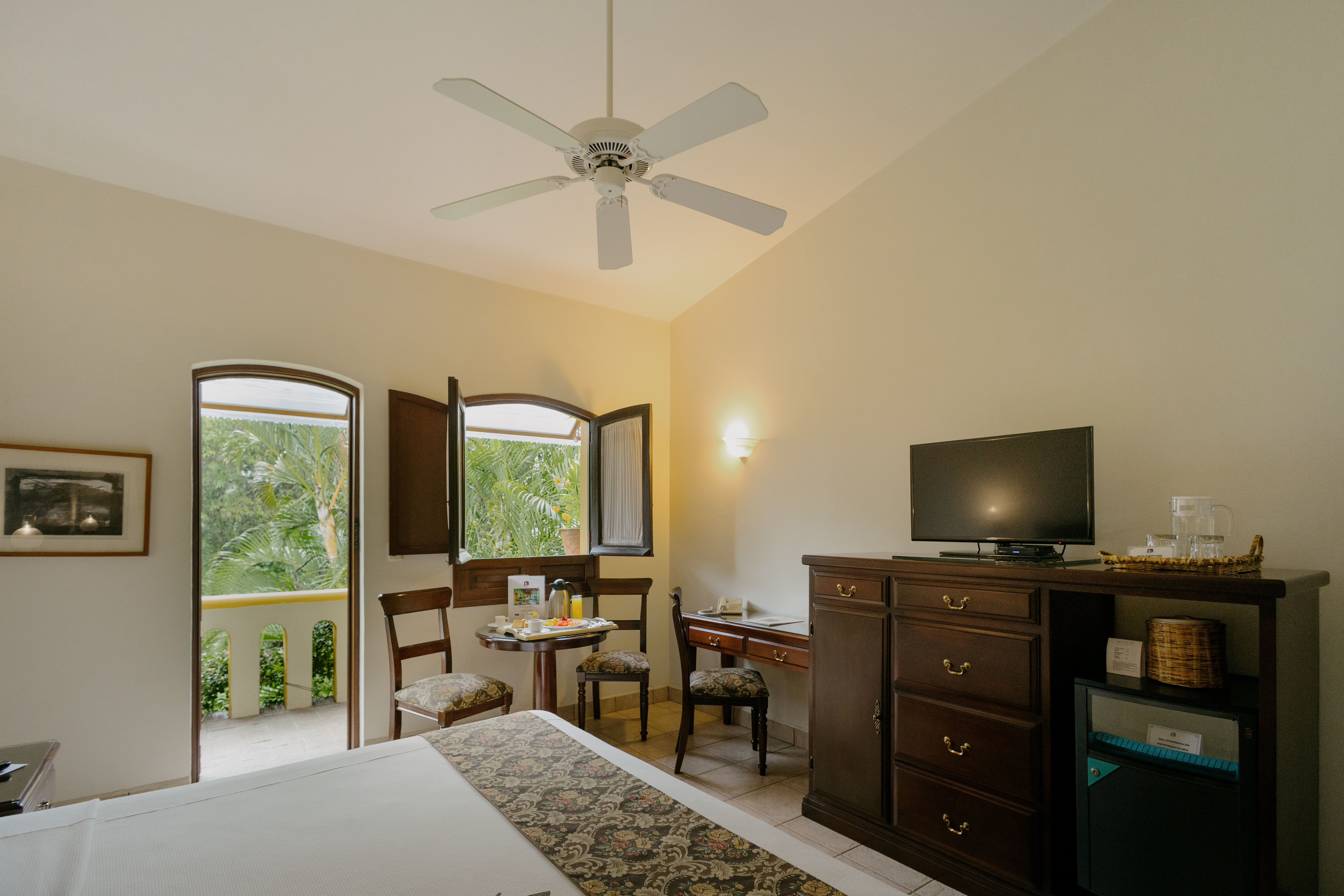 غرفة بسرير كينج بشرفة، Hacienda Los Laureles 3/5