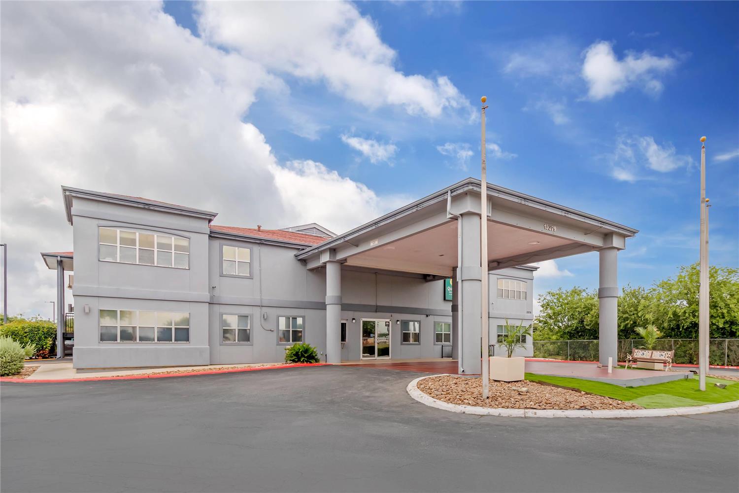 Quality Inn & Suites Near Six Flags and Medical Center 6/8