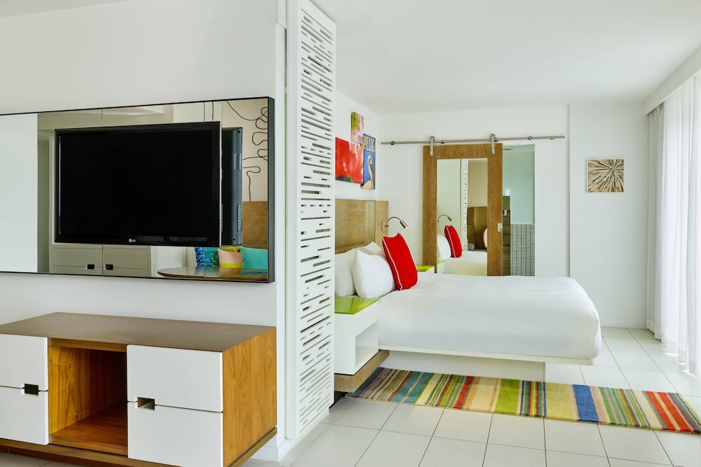 جناح جونيور ركني بسرير كينج بإطلالة على المدينة بشرفة، Royal Palm South Beach Miami, a Tribute Portfolio Resort 4/8