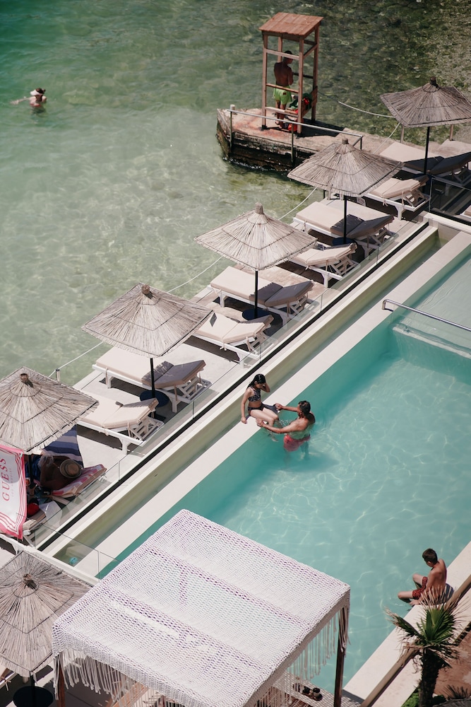 JAROAL HOTEL 43/64