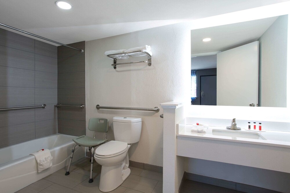 Days Inn by Wyndham Chesapeake 26/45