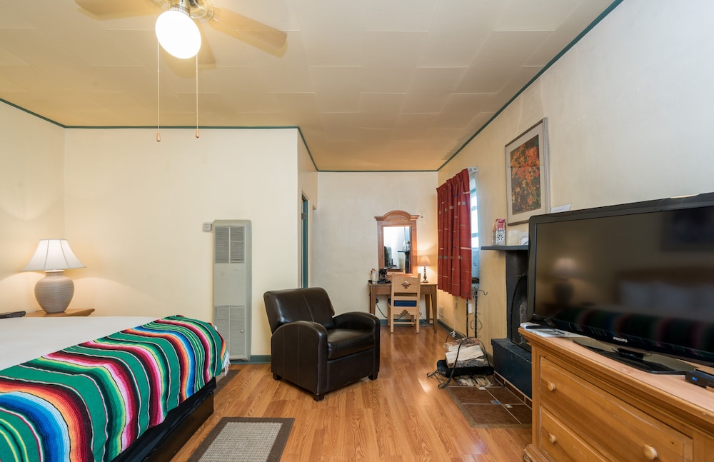 El Pueblo Lodge 52/71