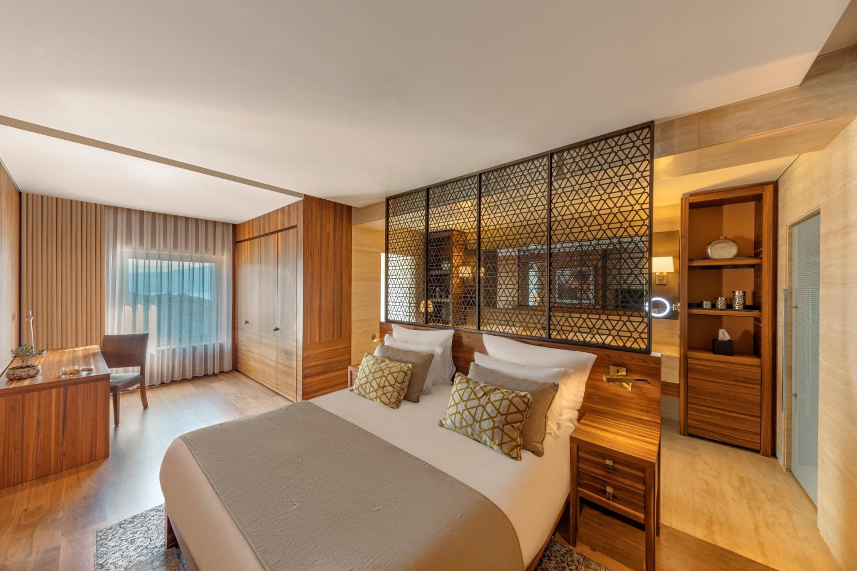 Superior, Suite, Queen Bed, Sea View