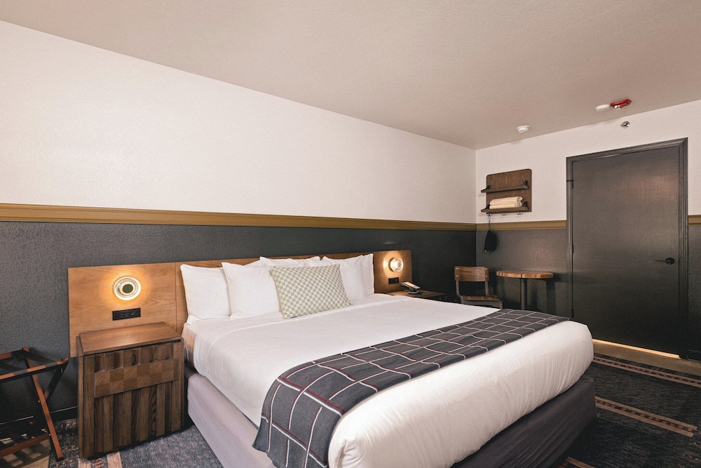 ROOM, KING BED, ACCESSIBLE