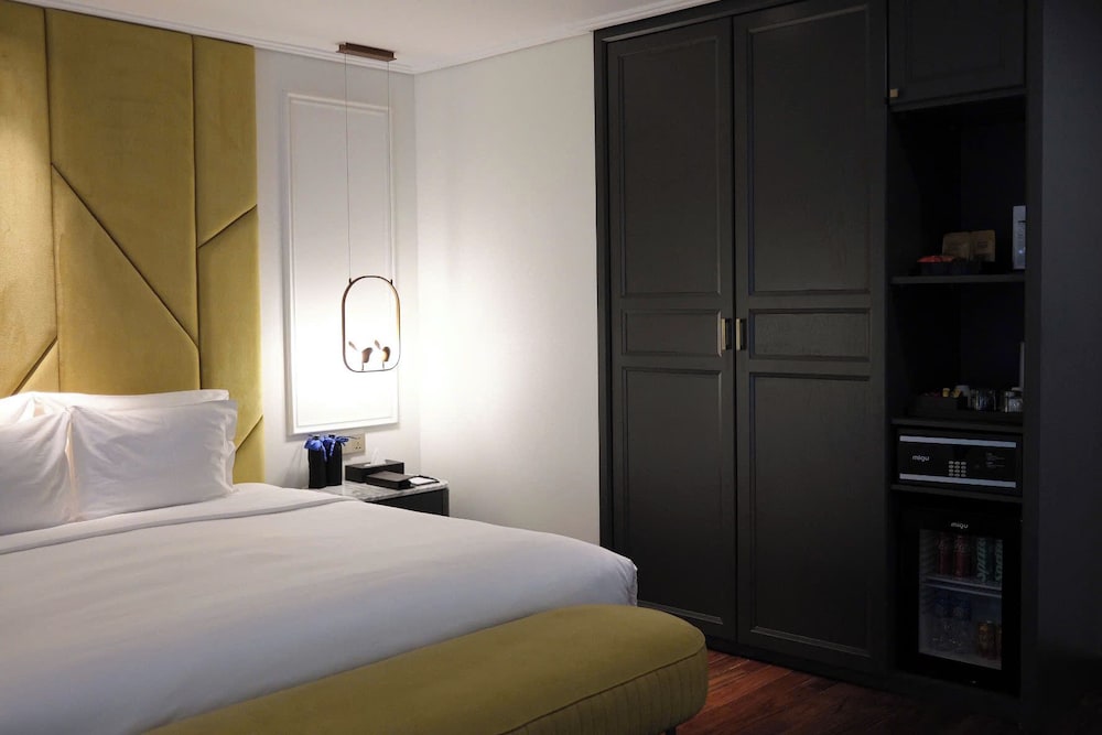 SUITE, CITY VIEW