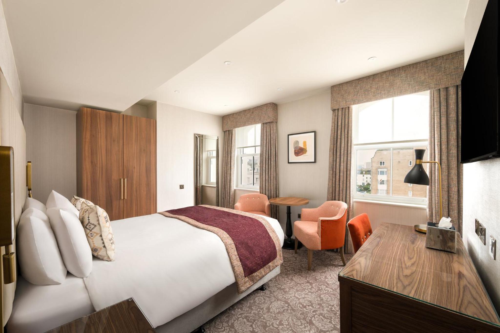 Room, King Bed, Lateral Side Sea View