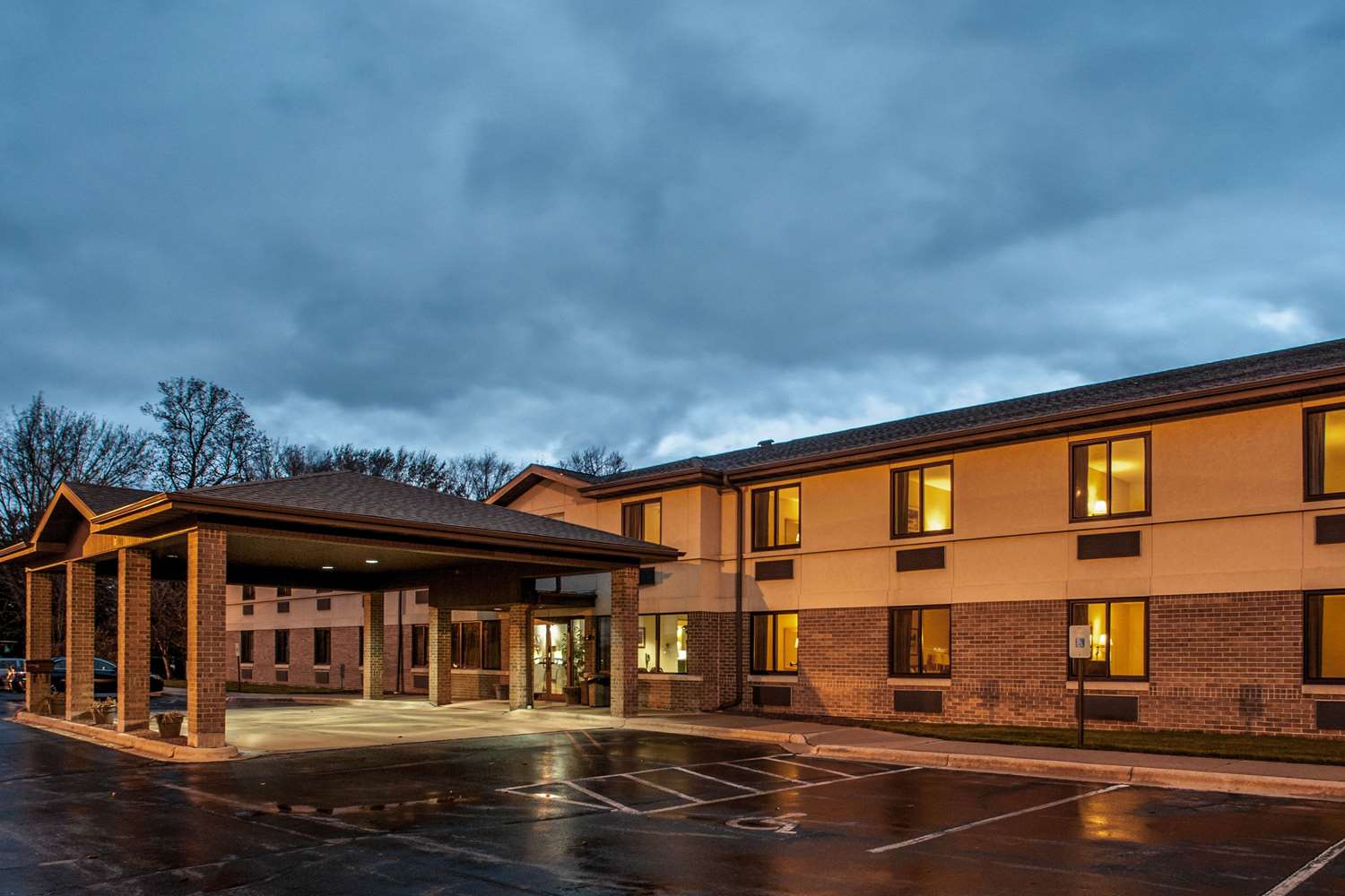 Econo Lodge Inn and Suites Oconto WI 3/30