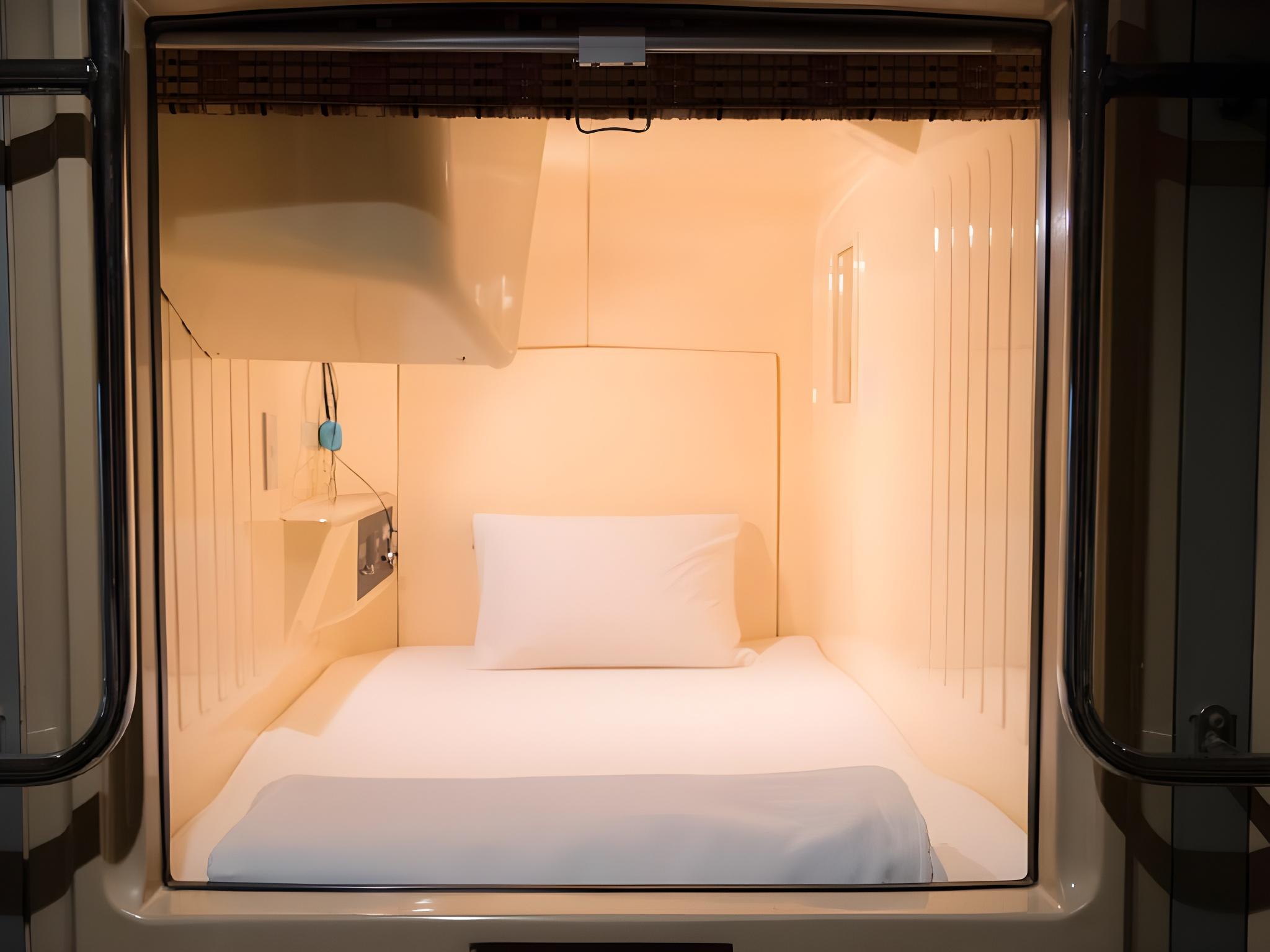Capsule, High Floor