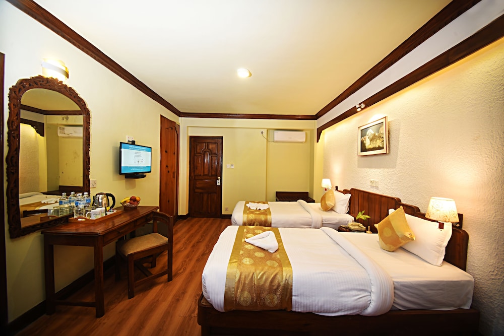DELUXE, DOUBLE OR TWIN BED, BATHTUB