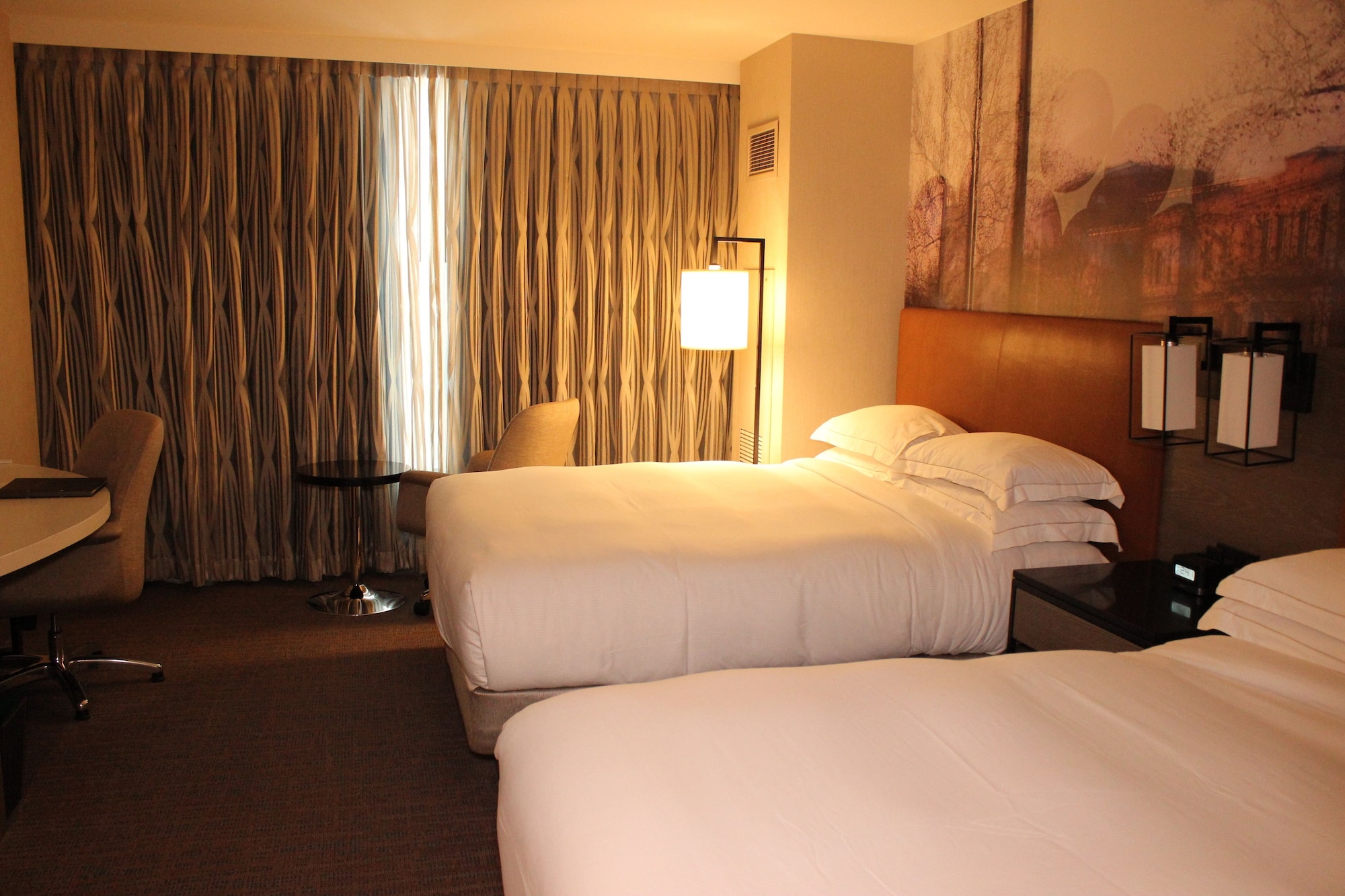 غرفة بسريرين كوين بإطلالة على البحيرة في طابق مرتفع، Hilton Cleveland Downtown 5/10