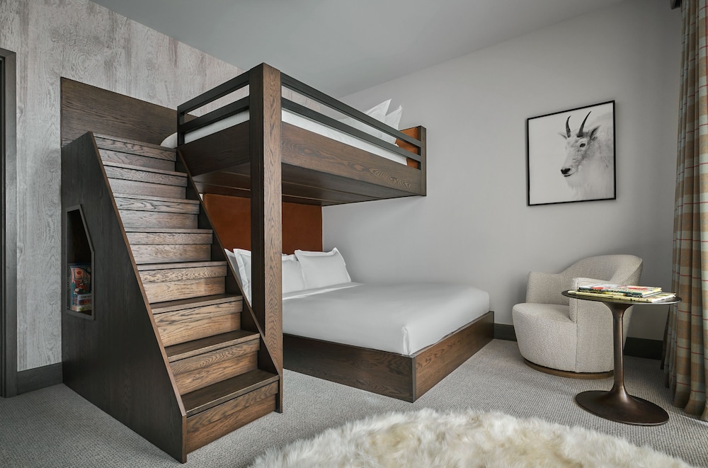 3 Bedrooms, Peak, Residence