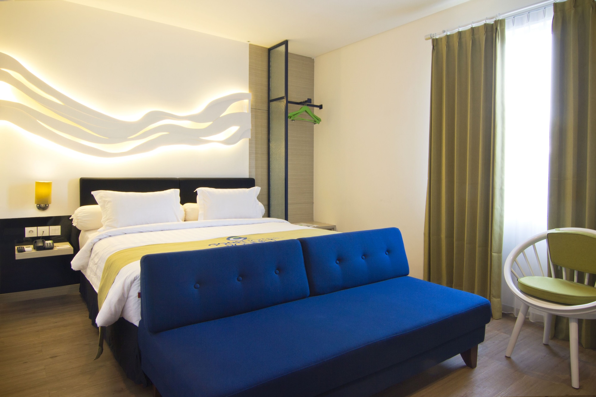 DELUXE, KING BED