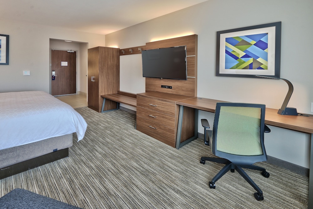 Holiday Inn Express & Suites Albuquerque East 17/34