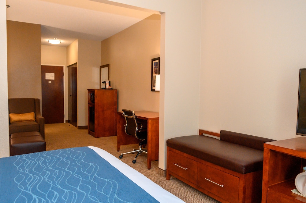 Comfort Inn & Suites Patriots Point 8/30