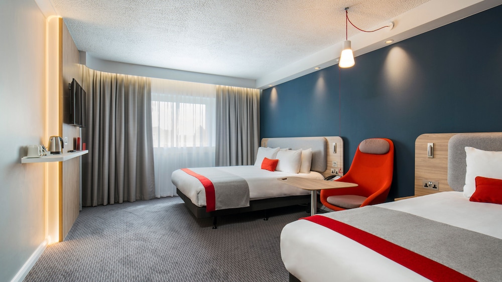 HOLIDAY INN EXPRESS KASSAM STADIUM 34/72