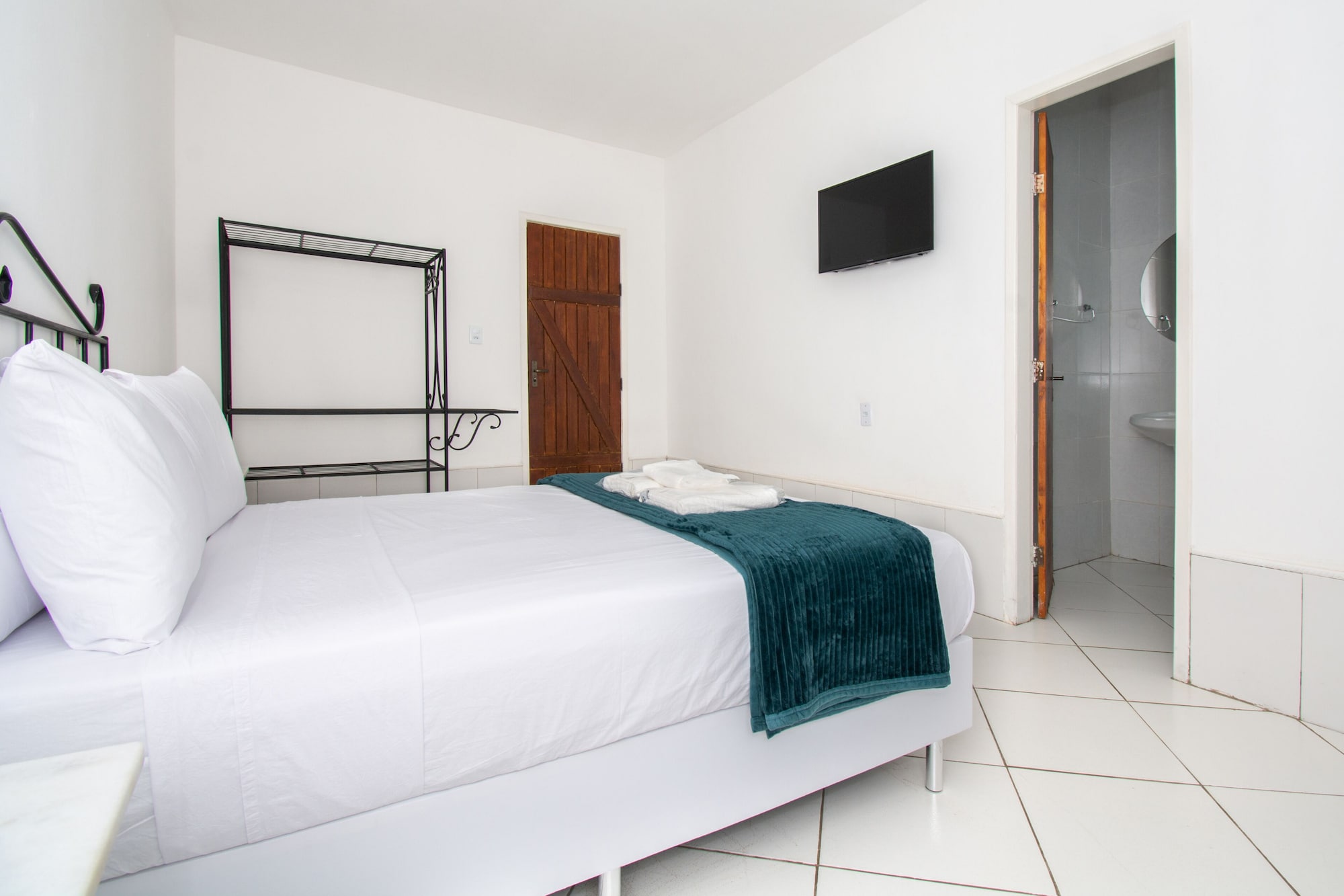 ROOM, DOUBLE BED