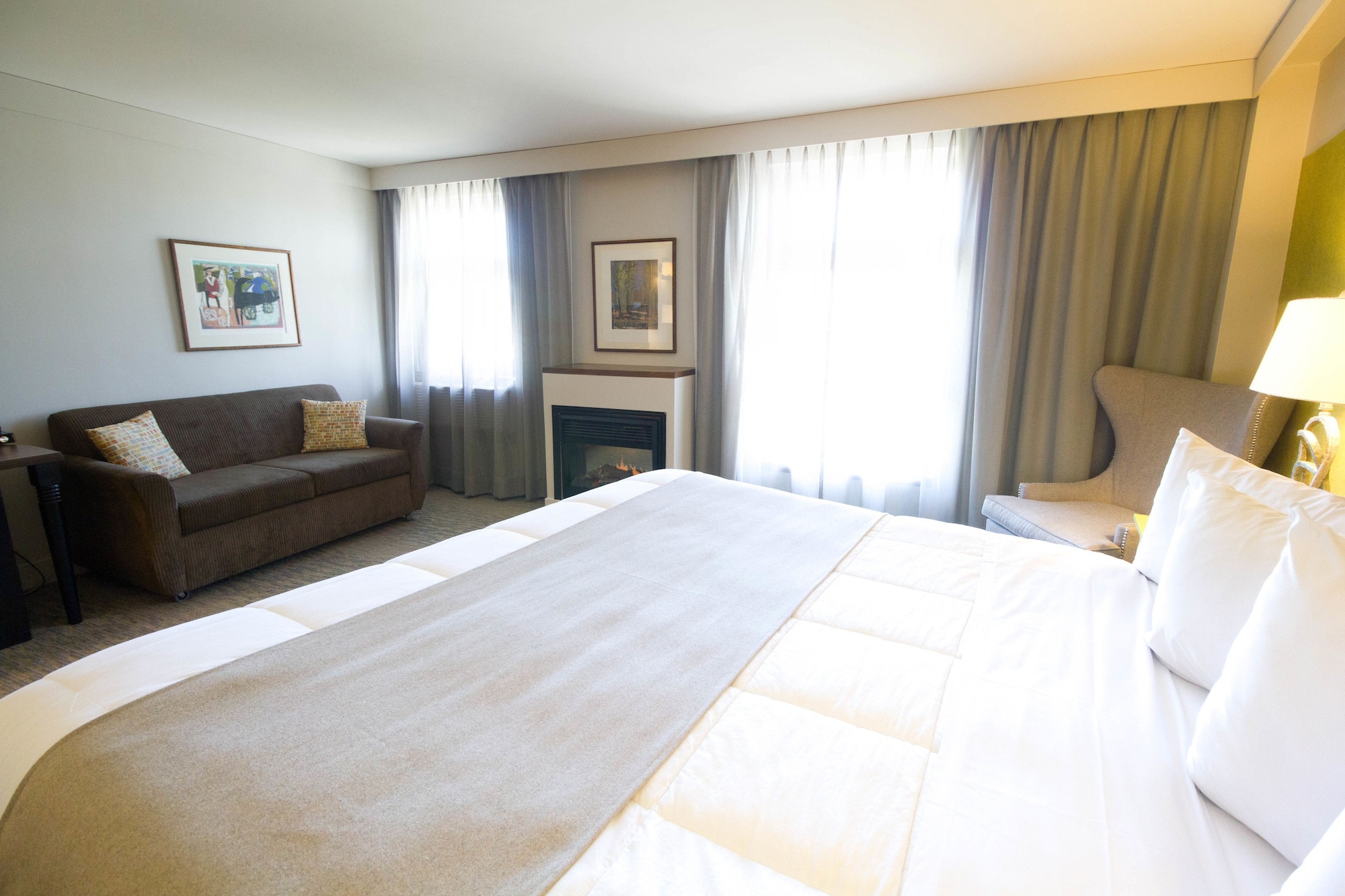 DELUXE, KING BED