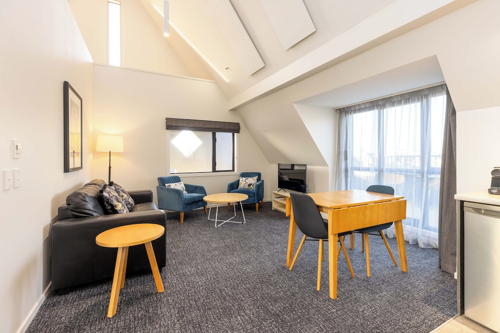 Hotel Give 70/79