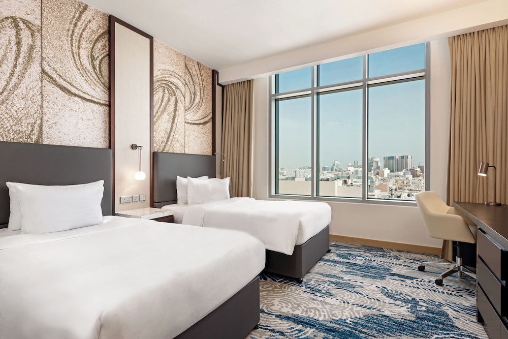 غرفة تنفيذية بسريرين منفصلين، Novotel Dubai Gold District 4/6