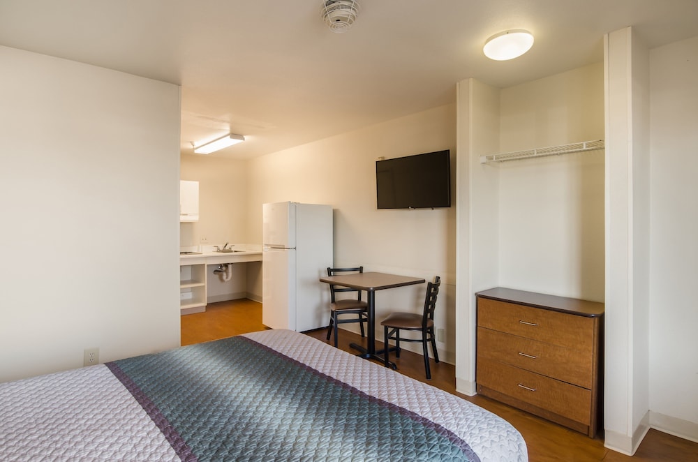 HomeTowne Studios by Red Roof Denver - Airport/Aurora 10/27