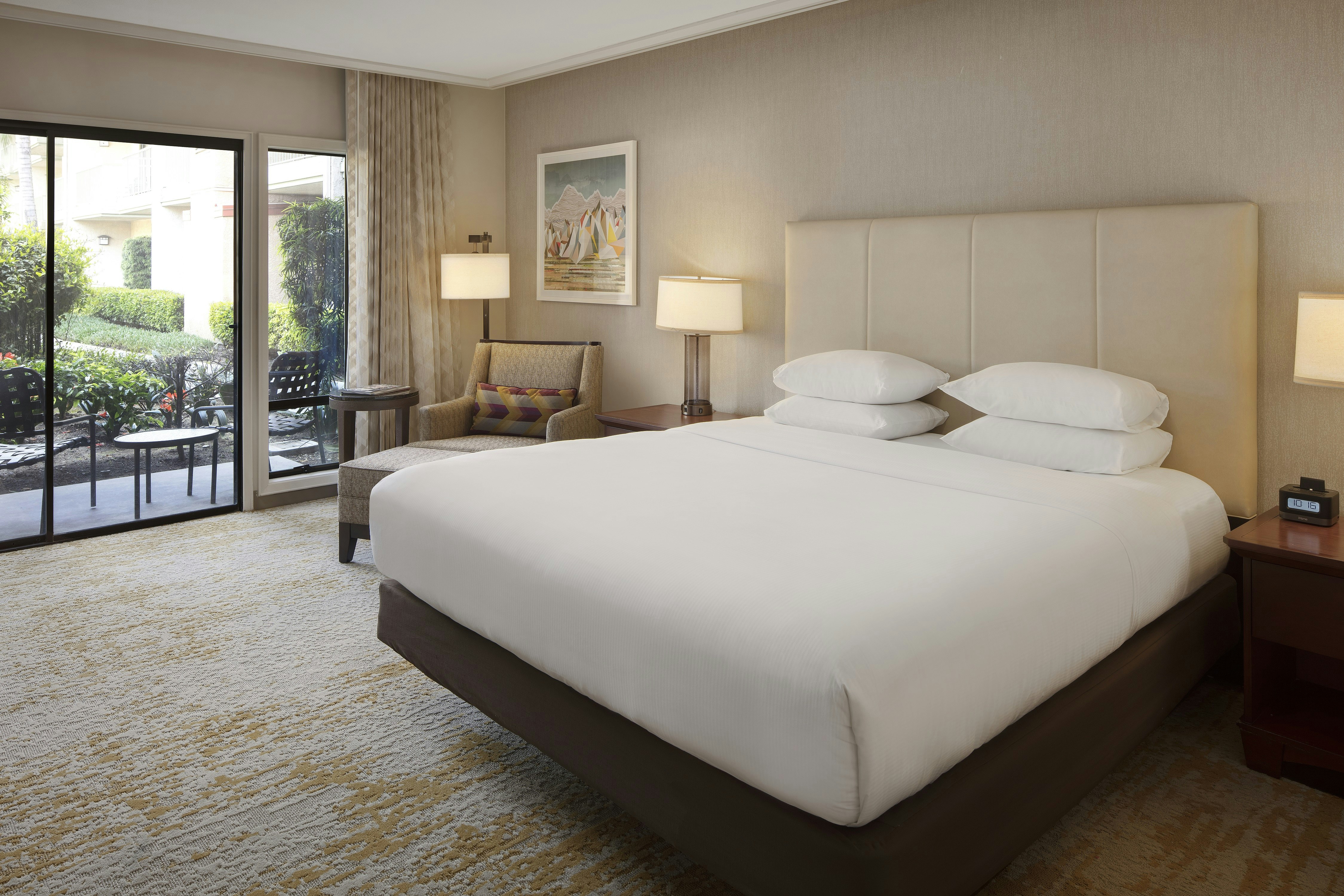Suite, King Bed, Parlor