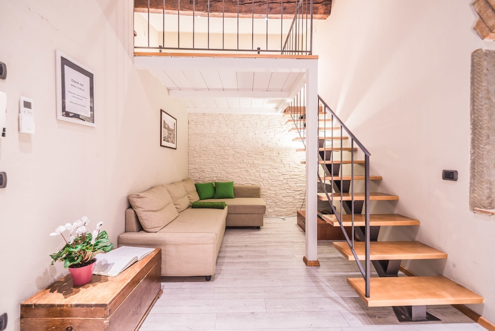 A Few Steps to The Duomo Upscale 2BD Apt 12/24