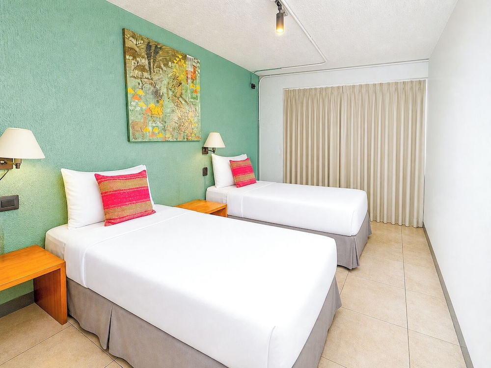 Micro Room, Twin Beds