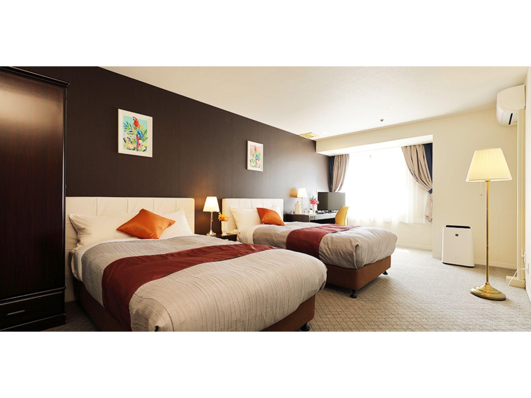 Twin Beds, Smoking
