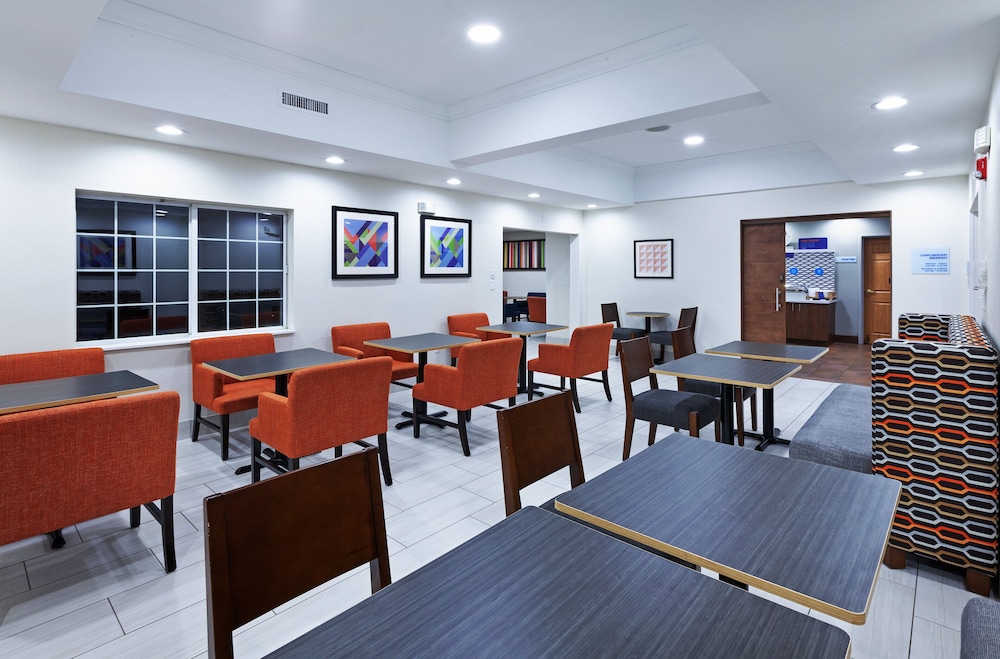 Holiday Inn Express Hotel Suites Jenks 59/72