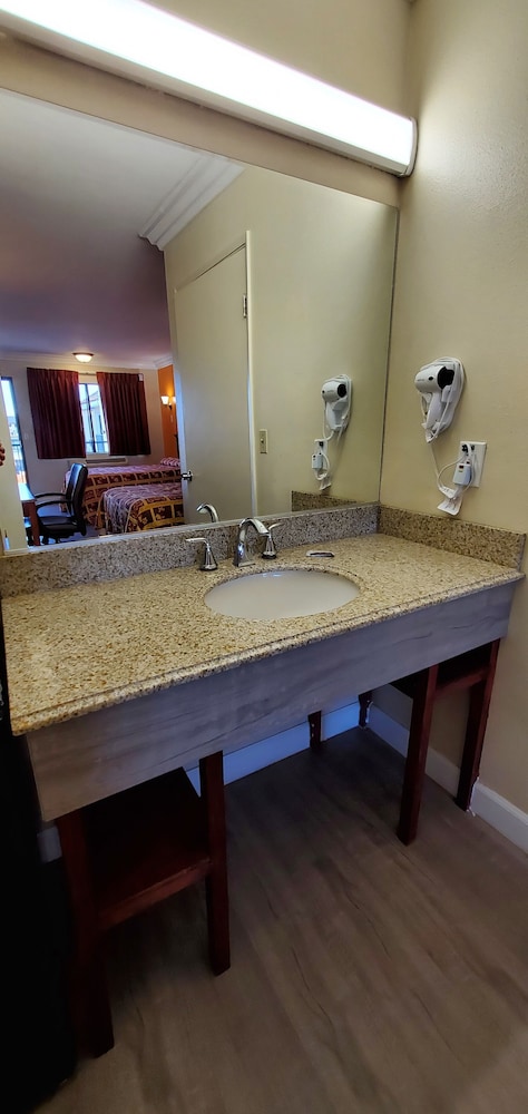 Anaheim National Inn 56/72