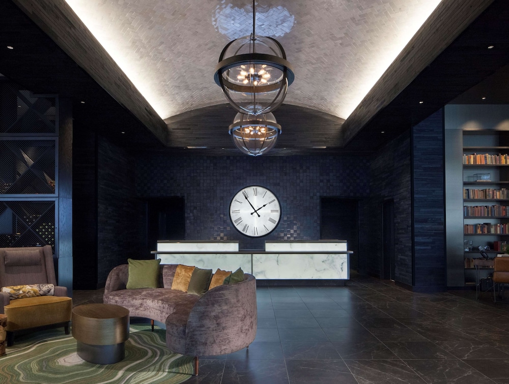 The Porter Portland Curio Collection By Hilton 4/67