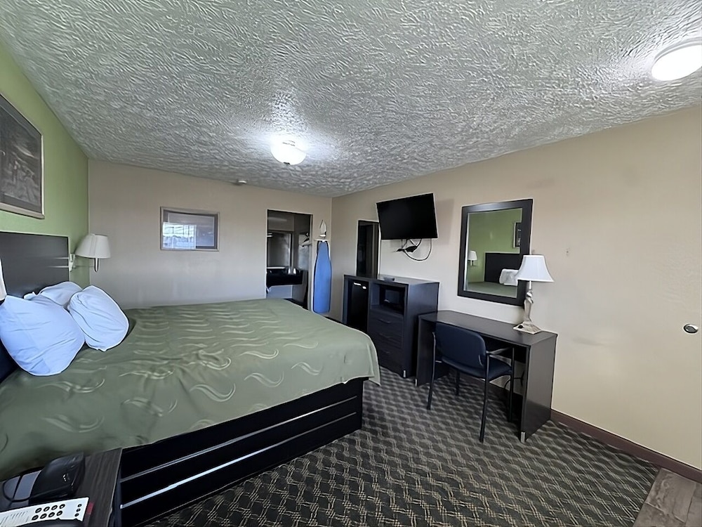 Deerfield Inn & Suites 1/8