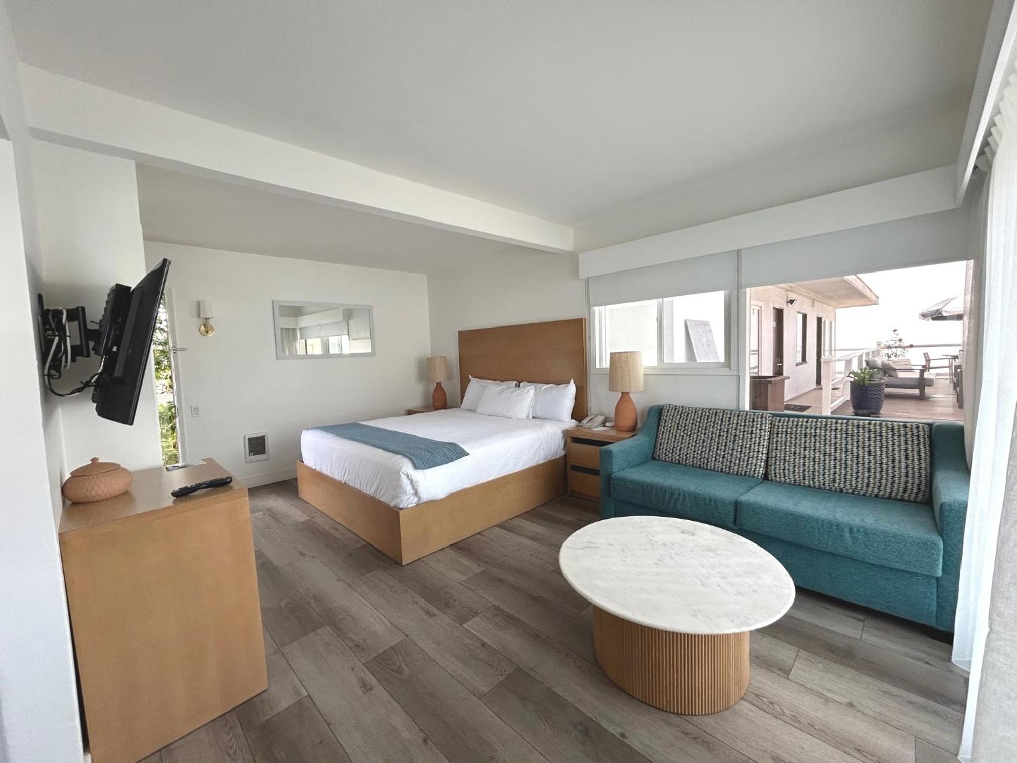 غرفة بسرير كينج بإطلالة جزئية على البحر مع أريكة، Capri Laguna Inn On the Beach 2/2